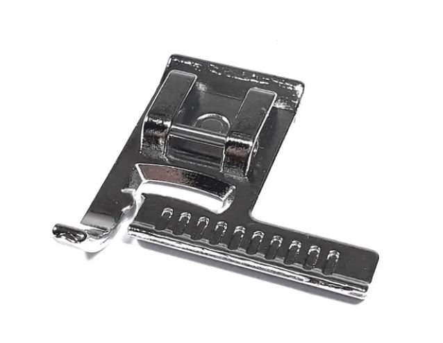 Calcador com marcação e guia para máquinas domésticas